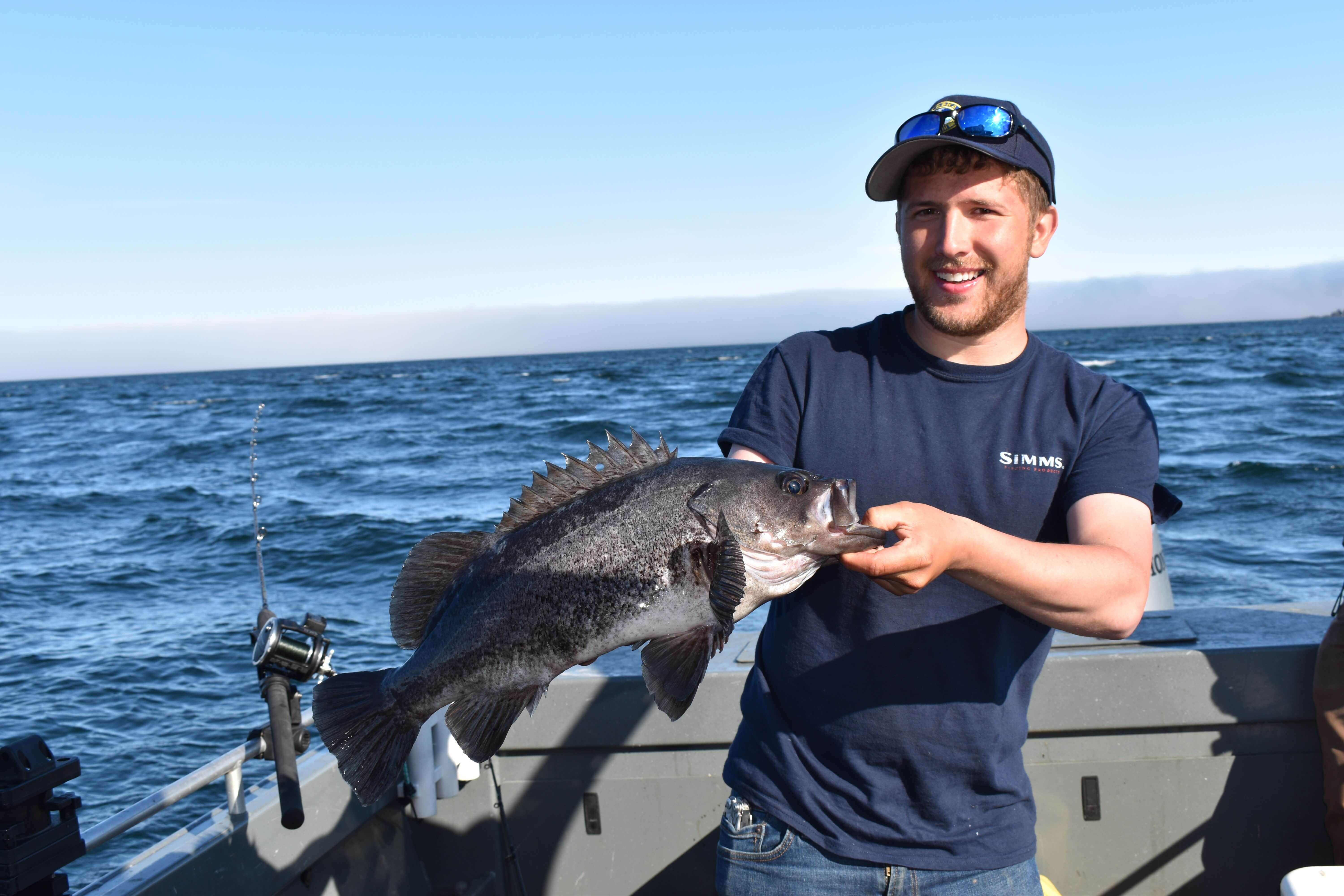 hombre con un pescado de roca